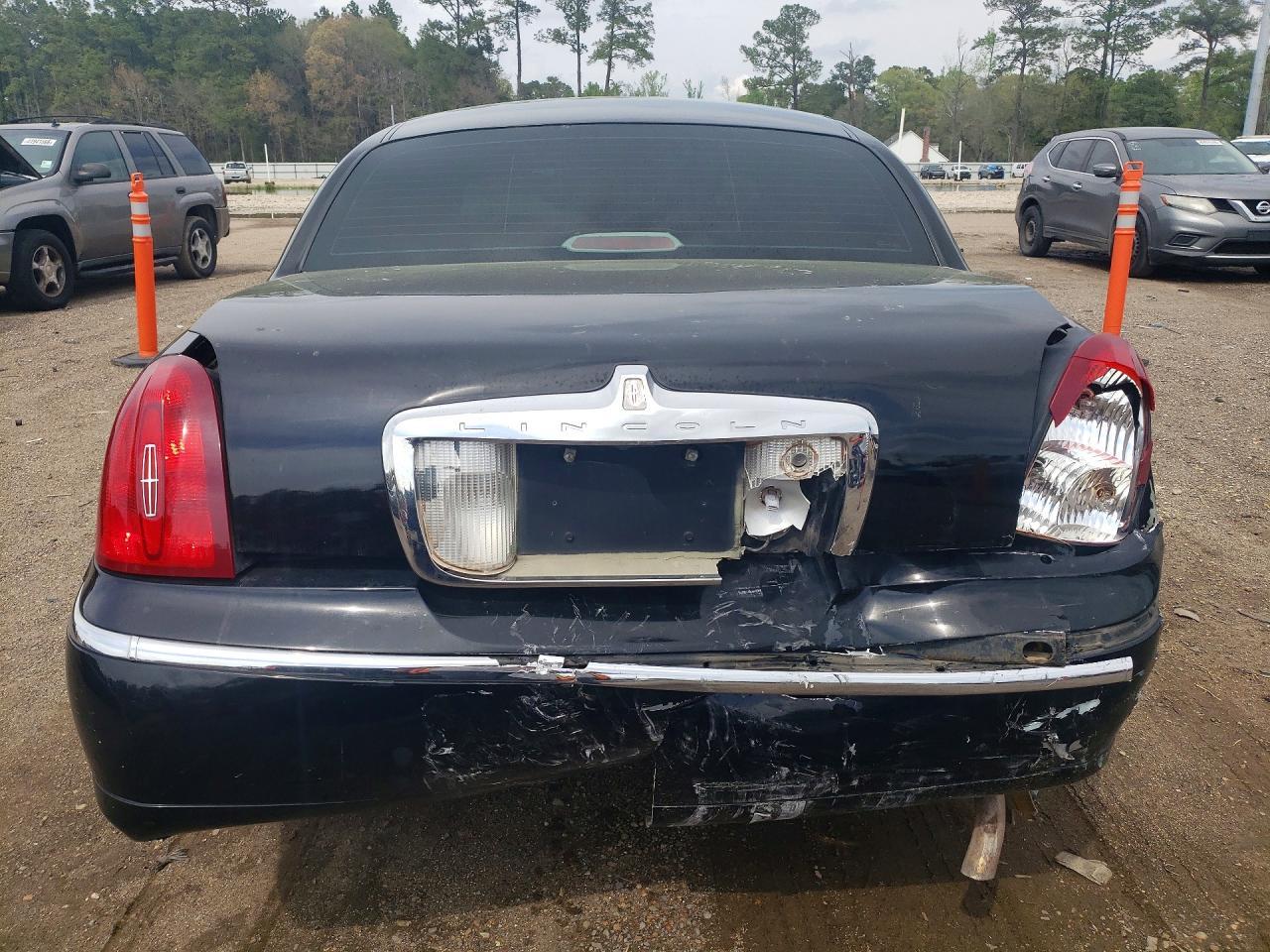 2000 Lincoln Town Car Executive - Image 6