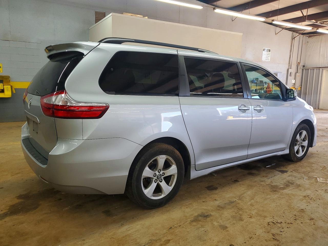 2019 Toyota Sienna Le 8-Passenger - Image 3