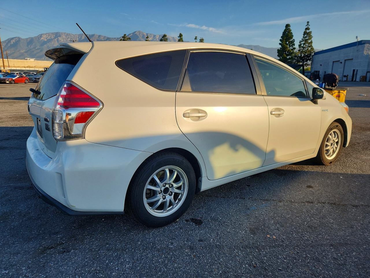 2017 Toyota Prius V Three - Фото 3