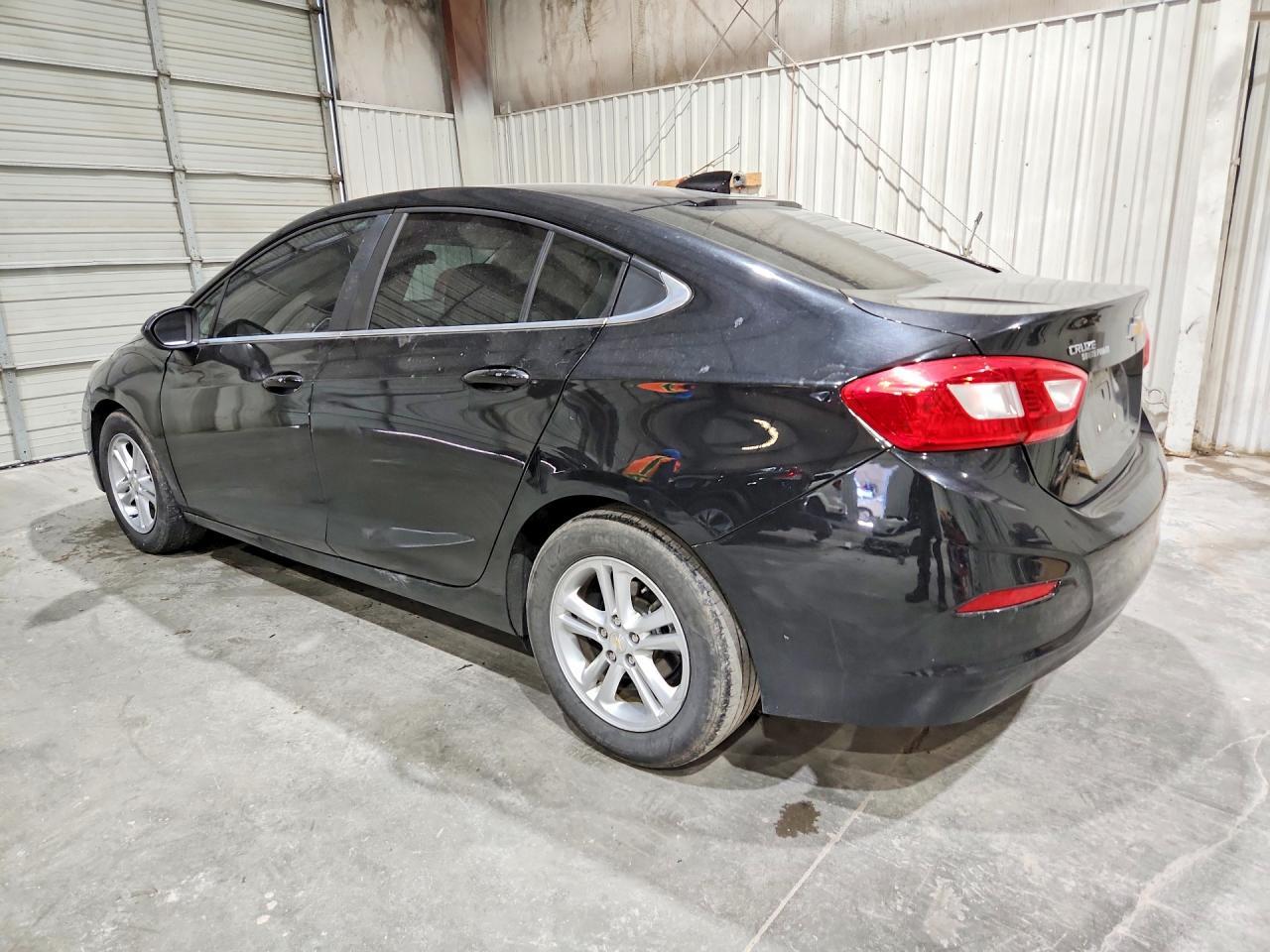 2017 Chevrolet Cruze Lt - Image 2