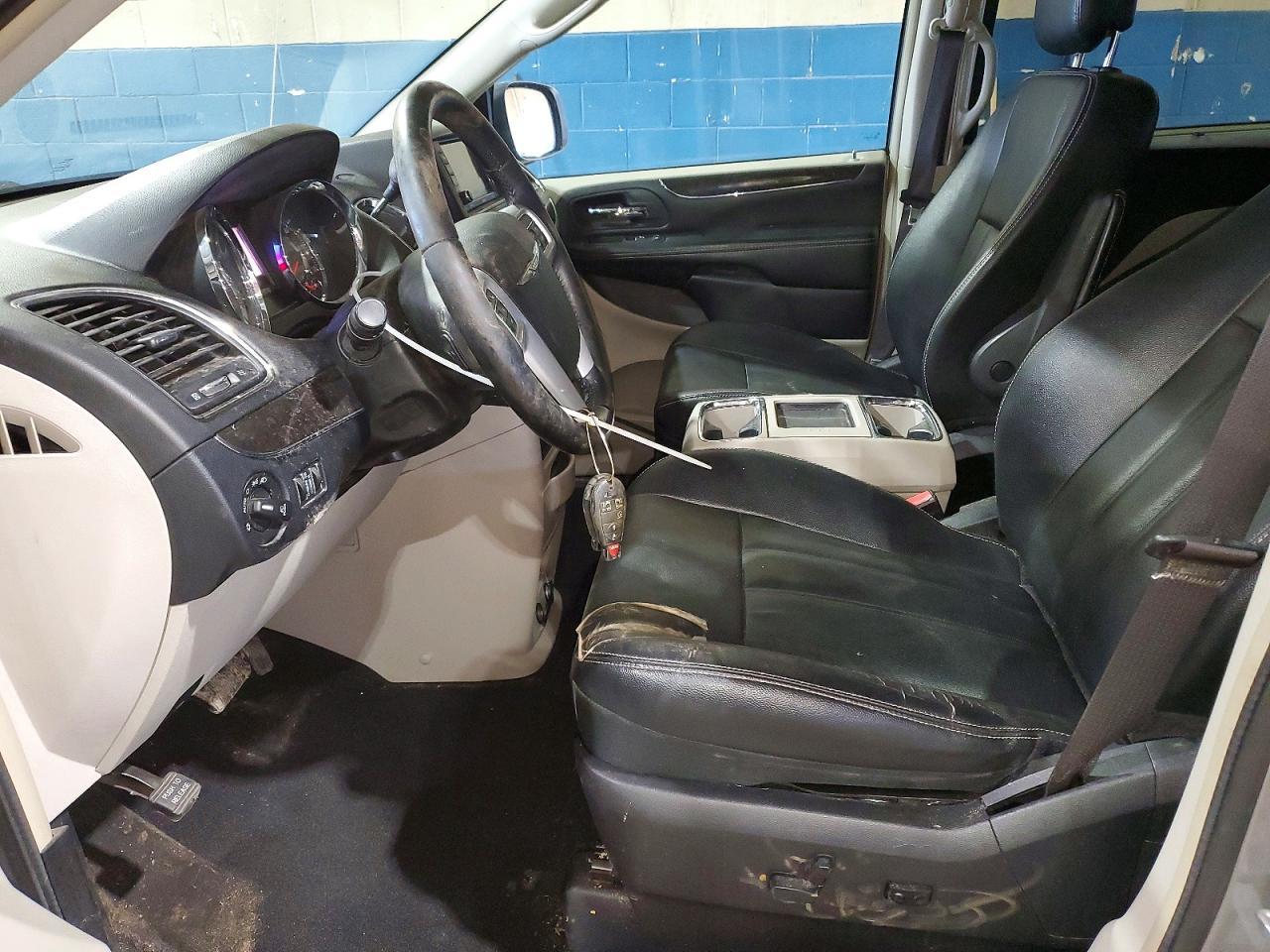 2016 Chrysler Town & Country Touring - Image 7
