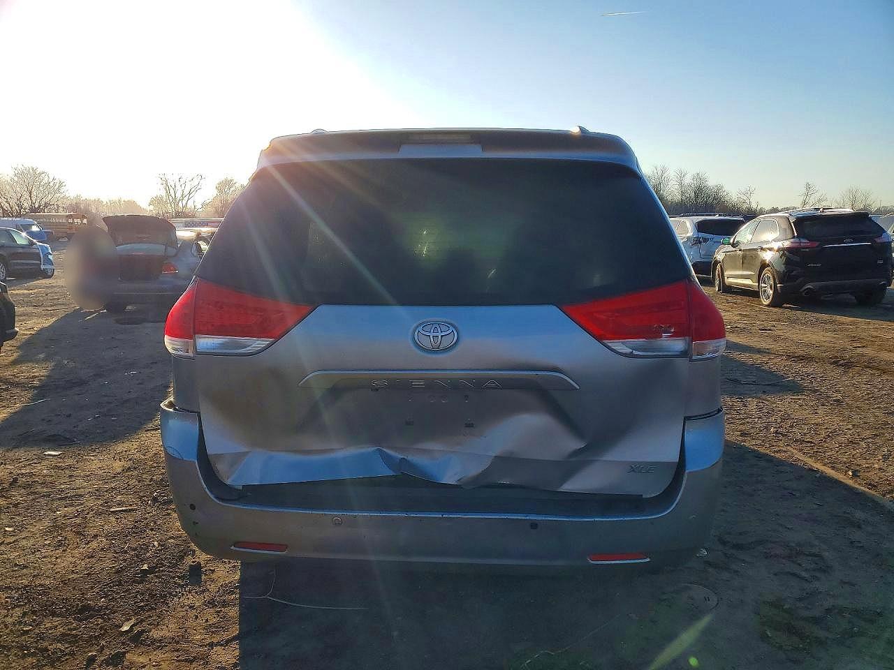 2011 Toyota Sienna Xle 8-Passenger - Фото 6