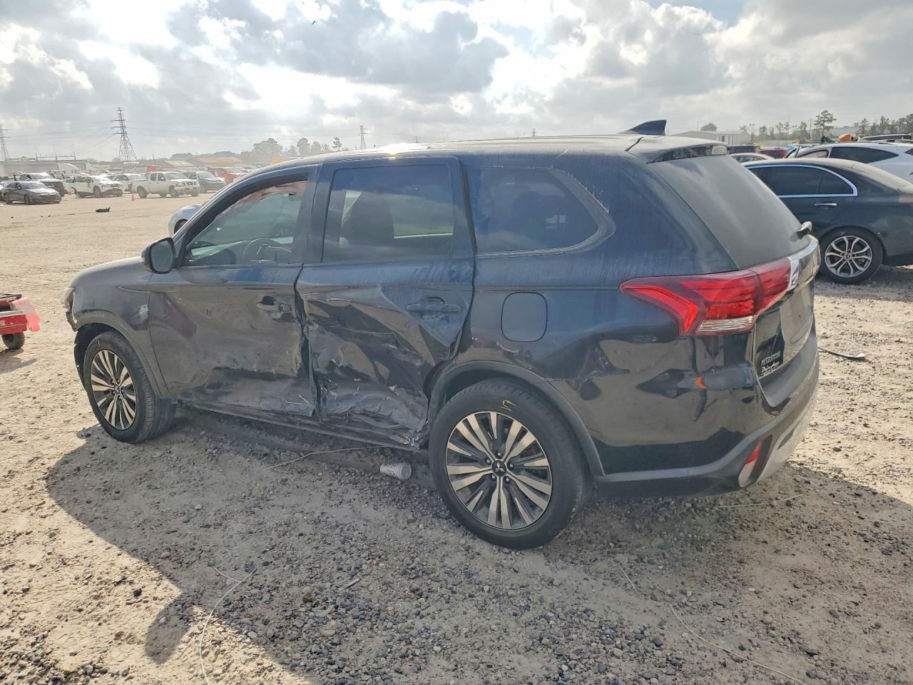 2019 Mitsubishi Outlander Se - Image 2