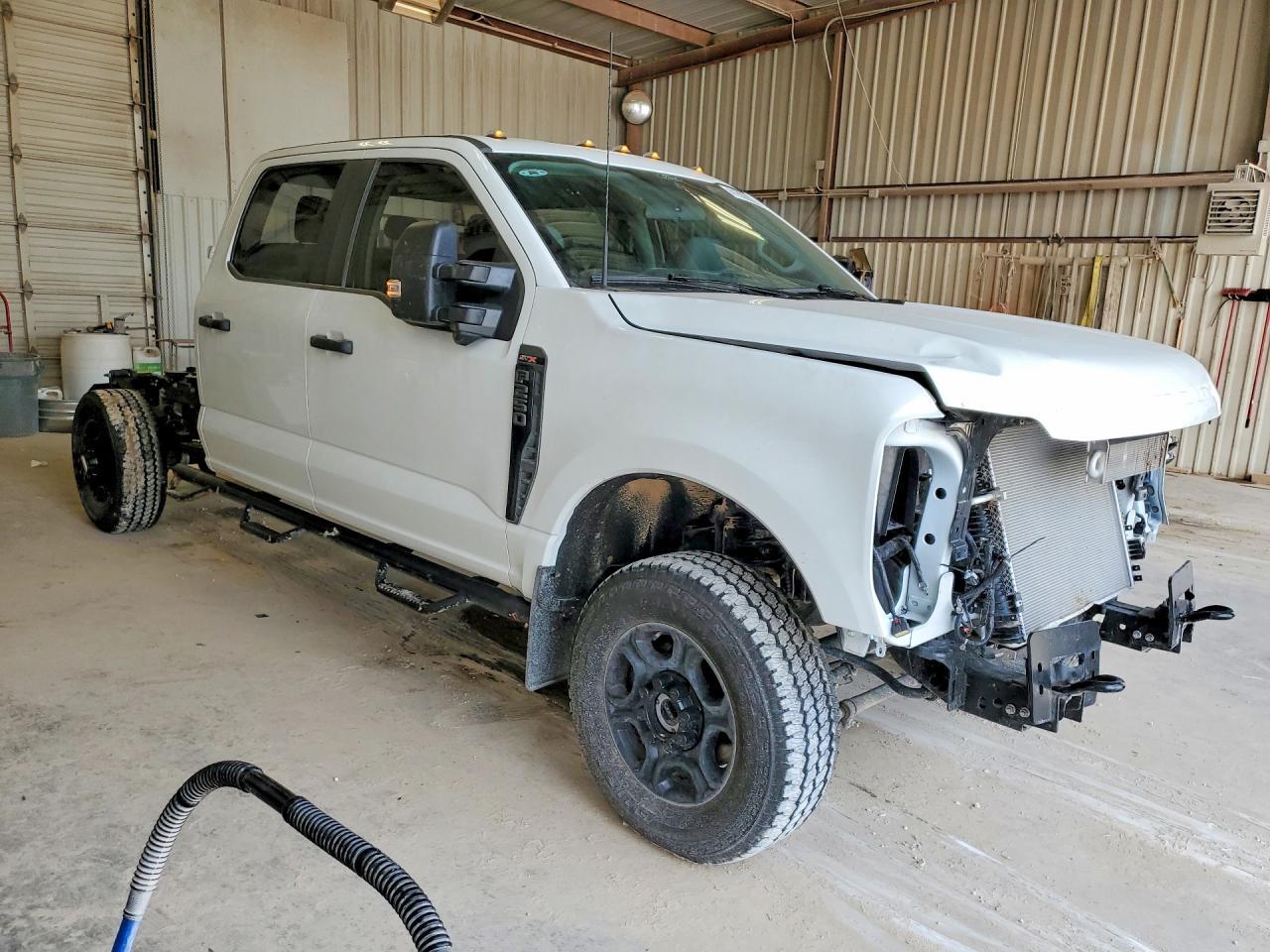 2025 Ford F250 Super Duty - Image 4