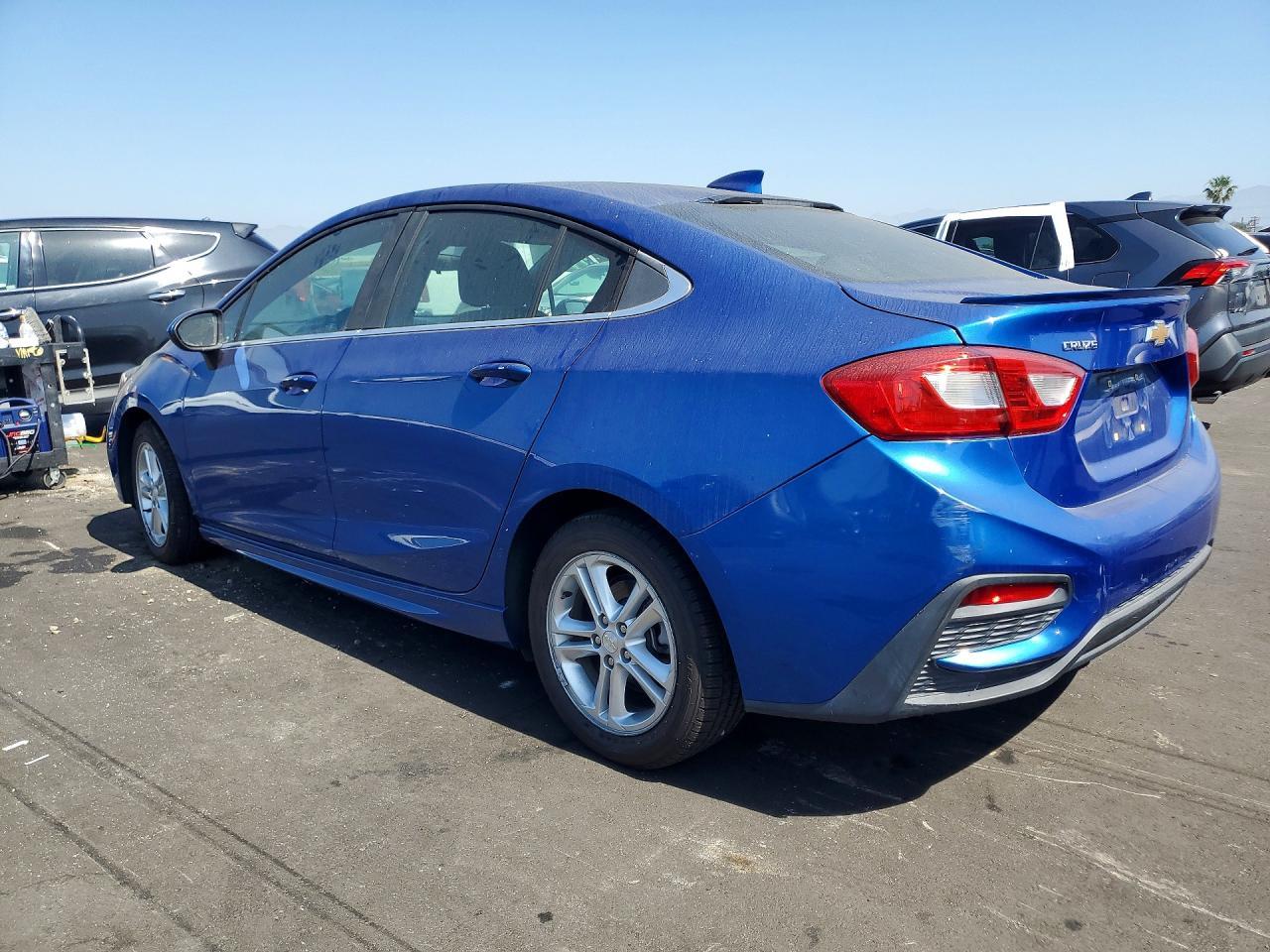 2017 Chevrolet Cruze Lt - Image 2