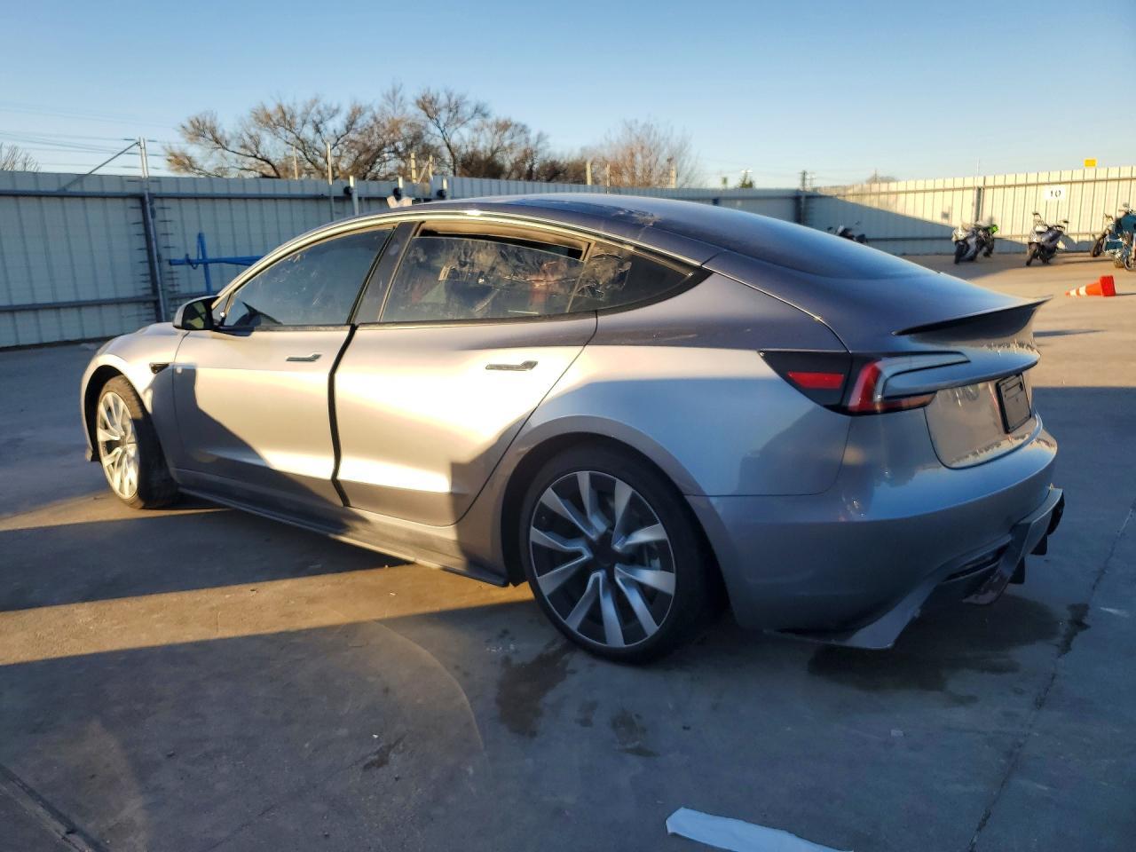 2025 Tesla Model 3 - Фото 2