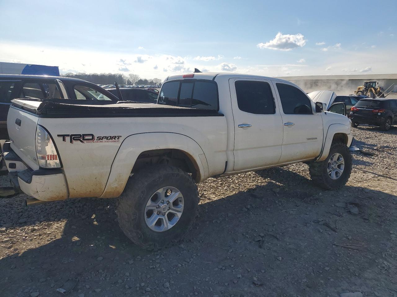 2015 Toyota Tacoma V6 - Image 3
