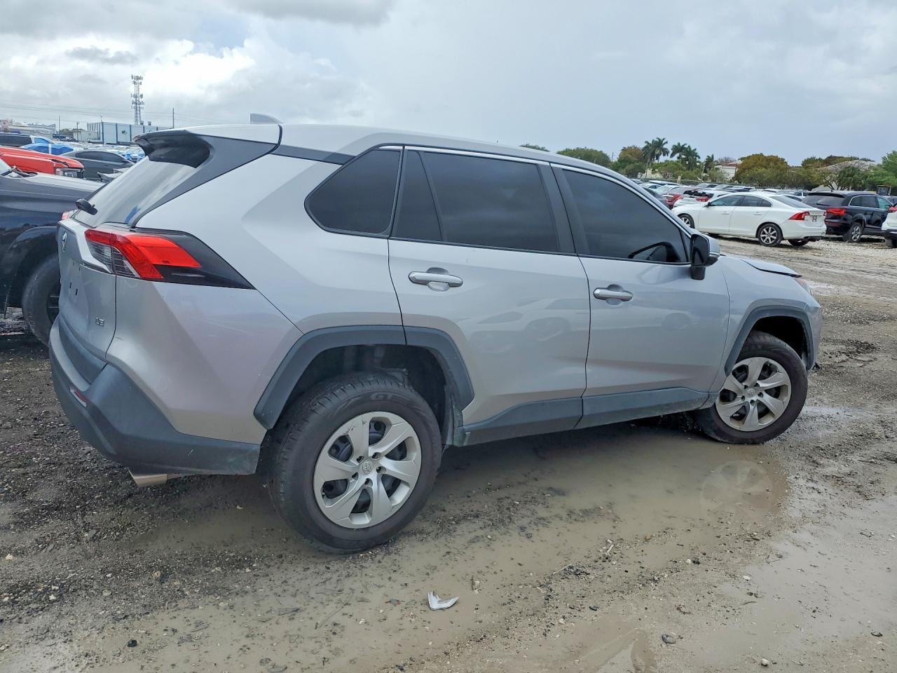 2022 Toyota Rav4 Le - Image 3