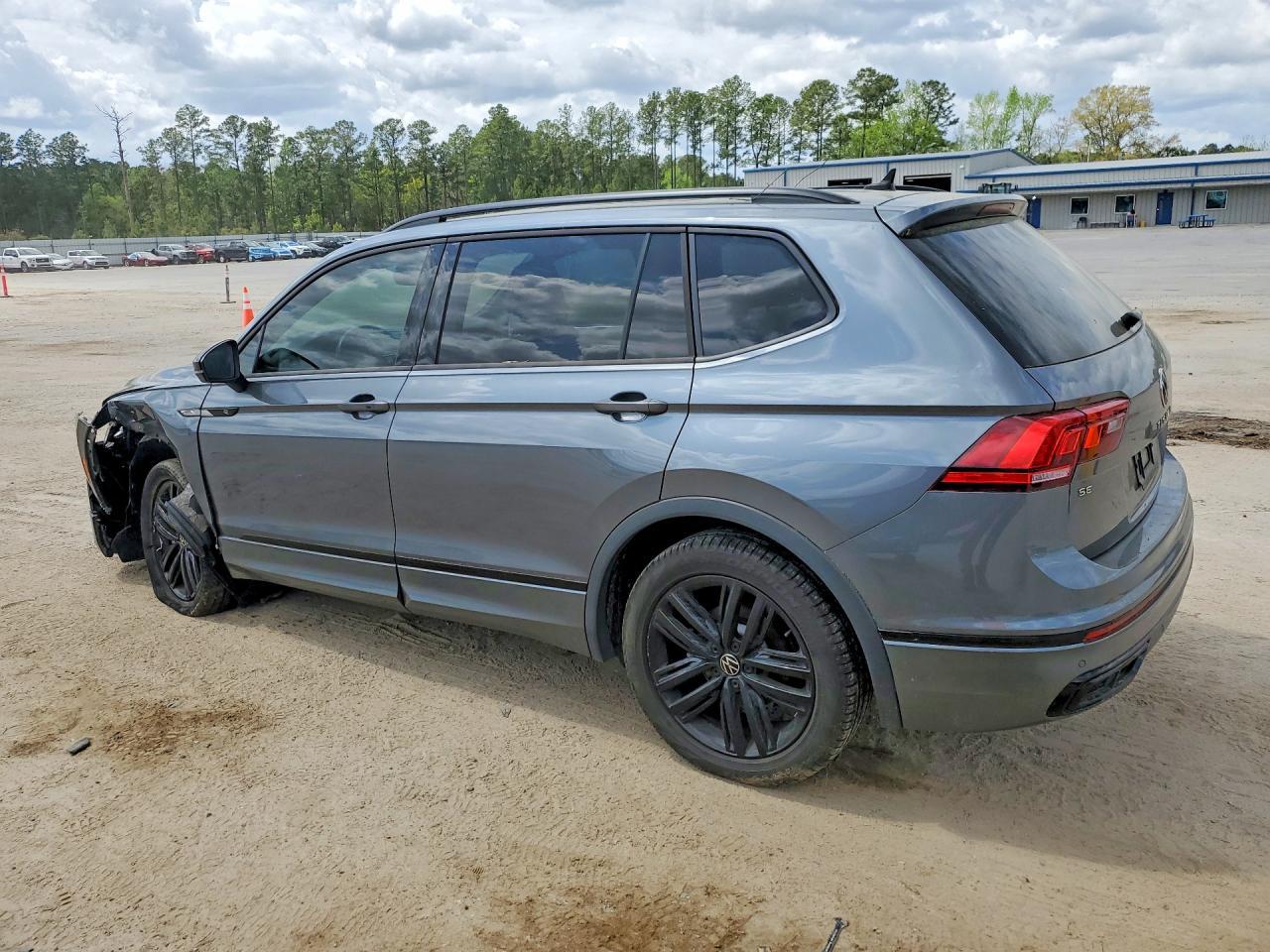 2022 Volkswagen Tiguan Se R-Line Black - Image 2