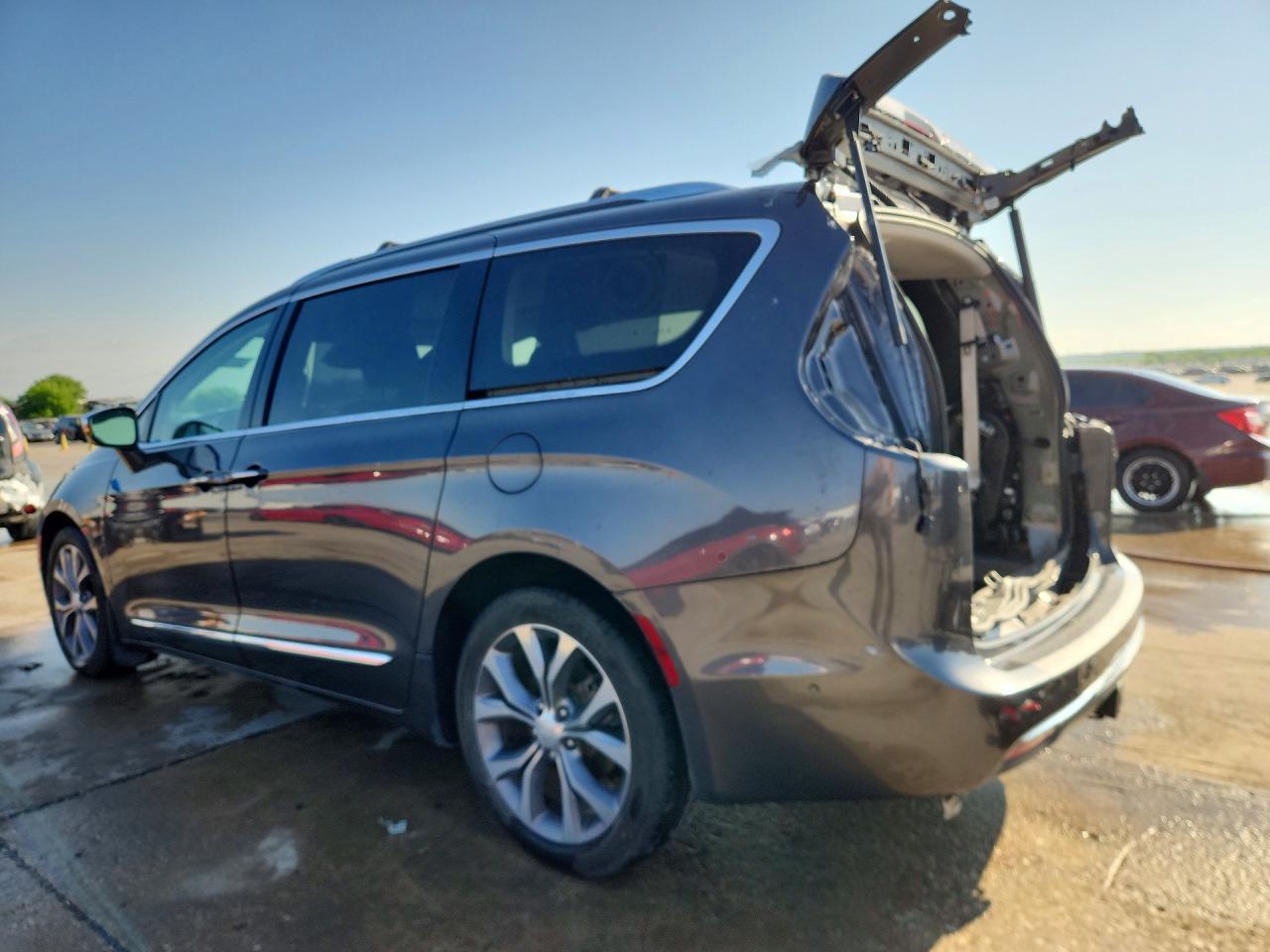 2019 Chrysler Pacifica Limited - Image 2