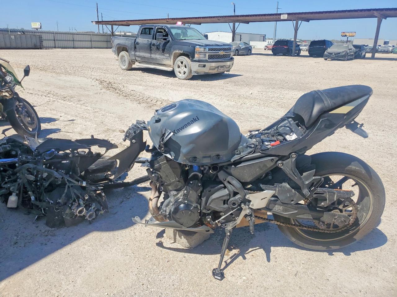 2024 Kawasaki Ex650 R - Image 3