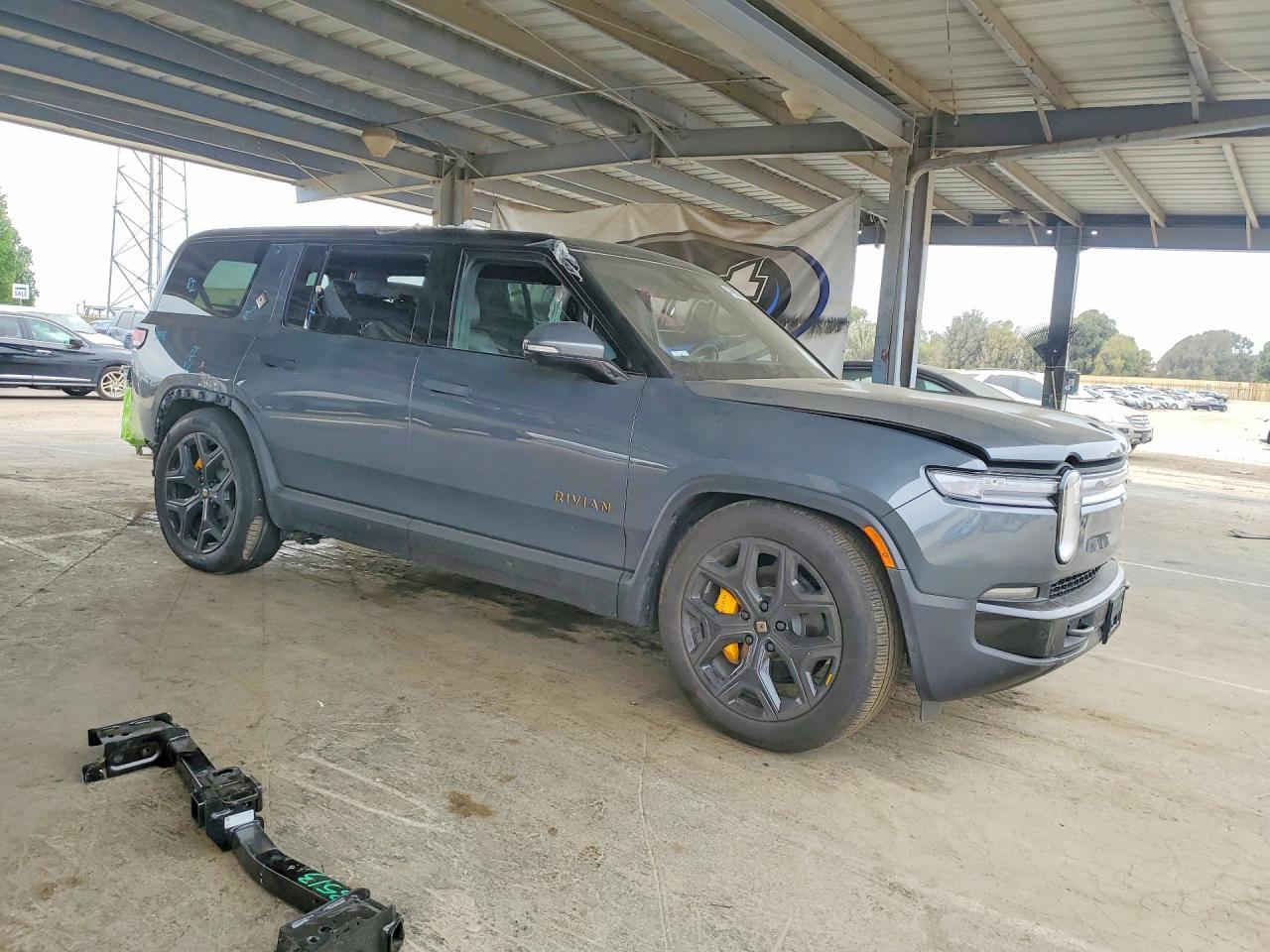 2026 Rivian R1S Premium - Image 4