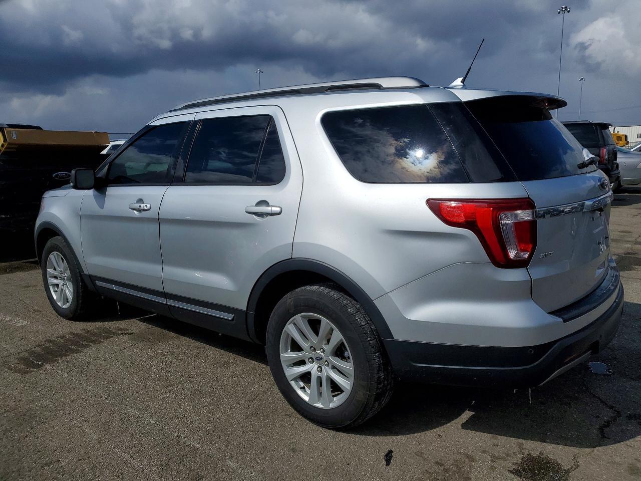 2019 Ford Explorer Xlt - Фото 2