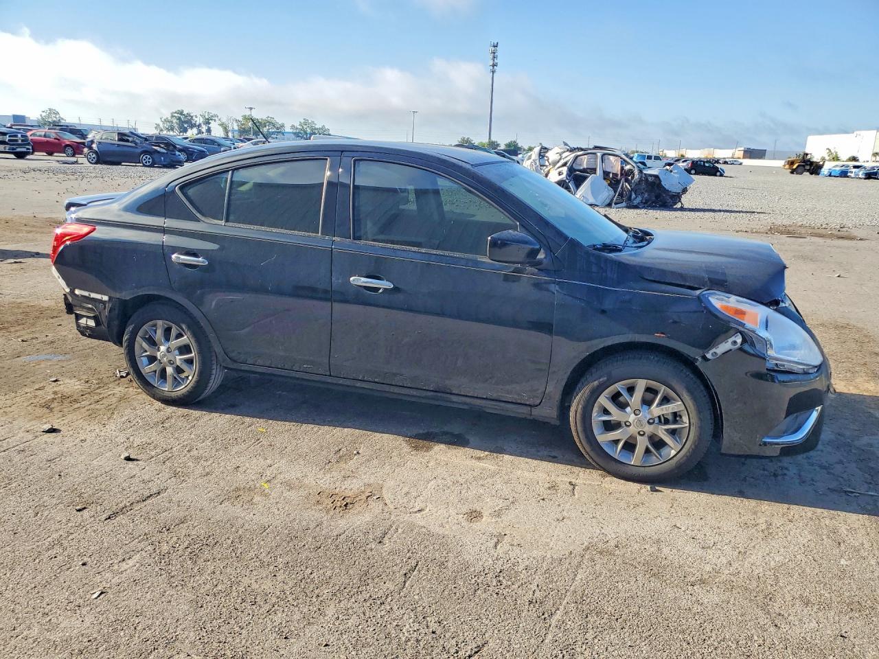 2018 Nissan Versa Sv - Image 4