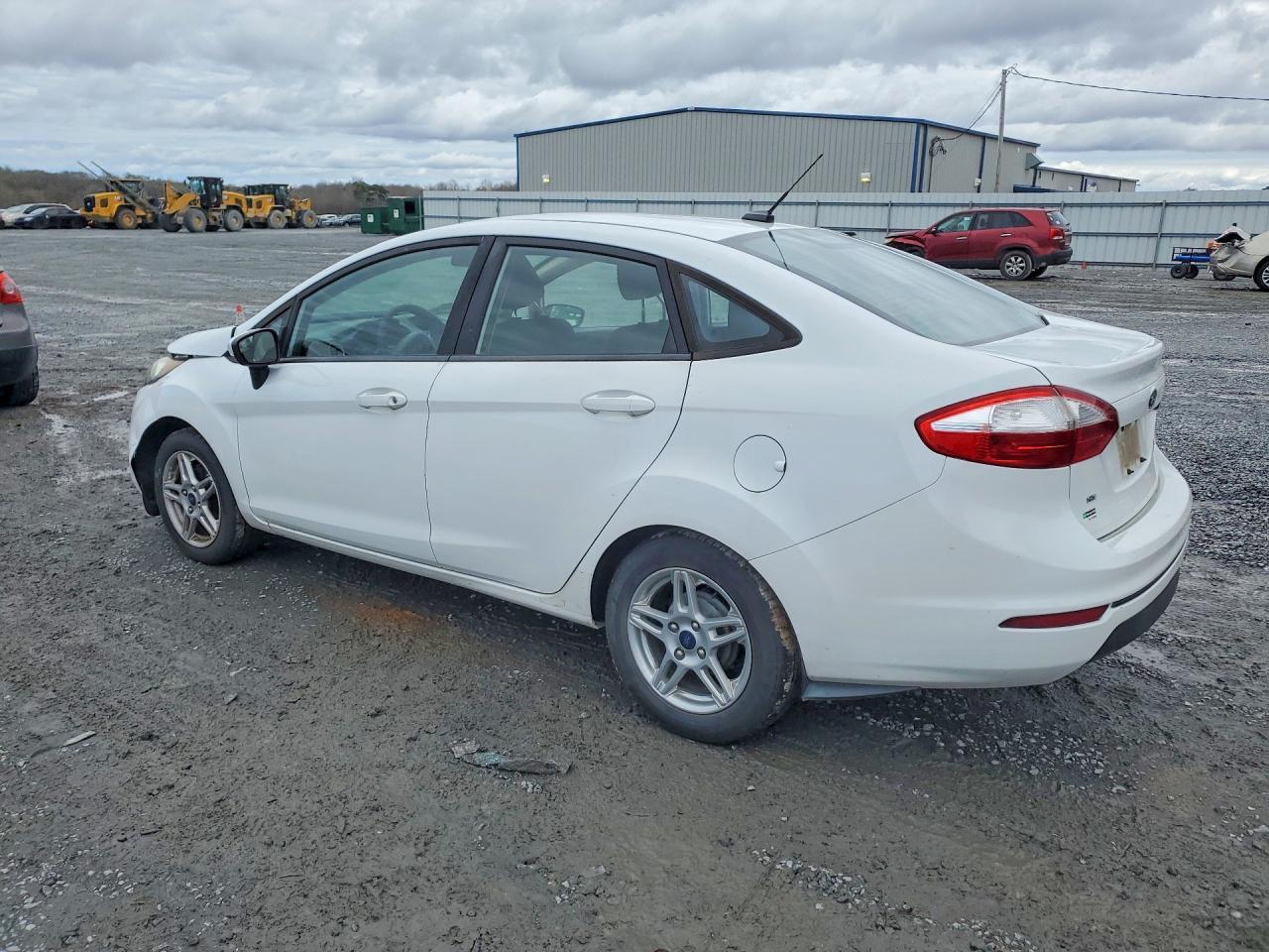 2017 Ford Fiesta Se - Фото 2