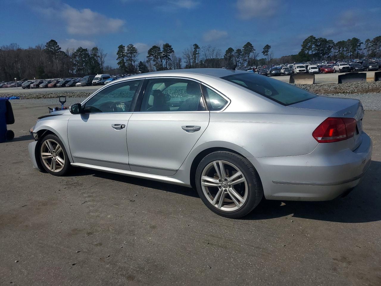 2014 Volkswagen Passat - Фото 2