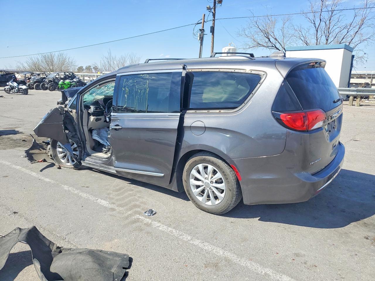 2017 Chrysler Pacifica Touring L - Фото 2
