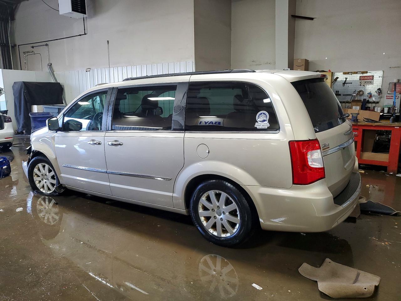2015 Chrysler Town & Country Touring - Фото 2