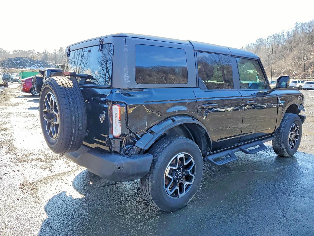 2024 Ford Bronco Outer Banks - Image 3