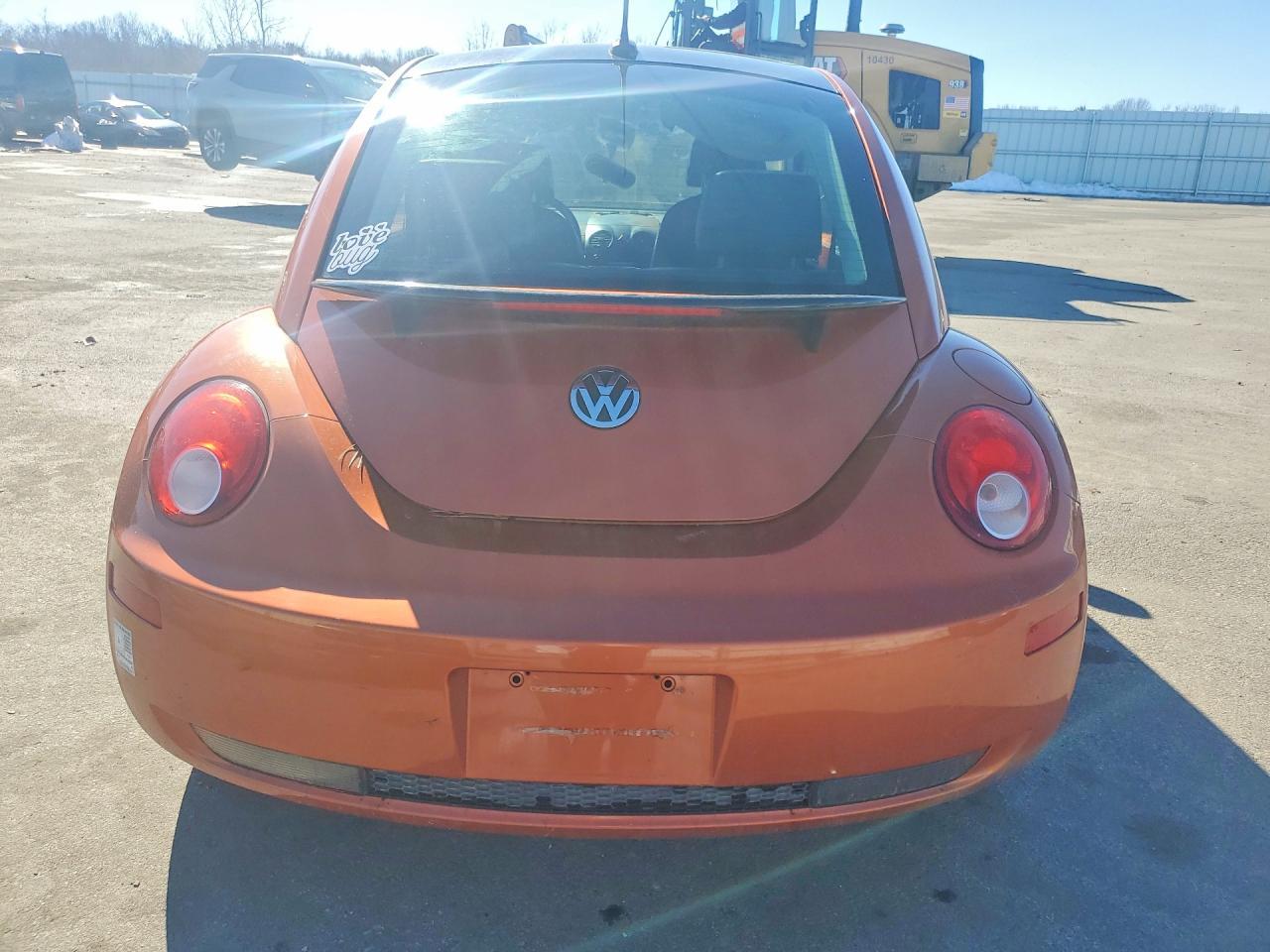 2010 Volkswagen New Beetle - Image 6