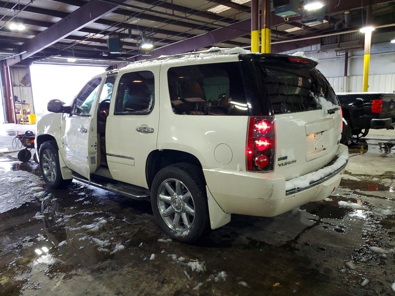 2011 GMC Yukon Denali - Фото 2