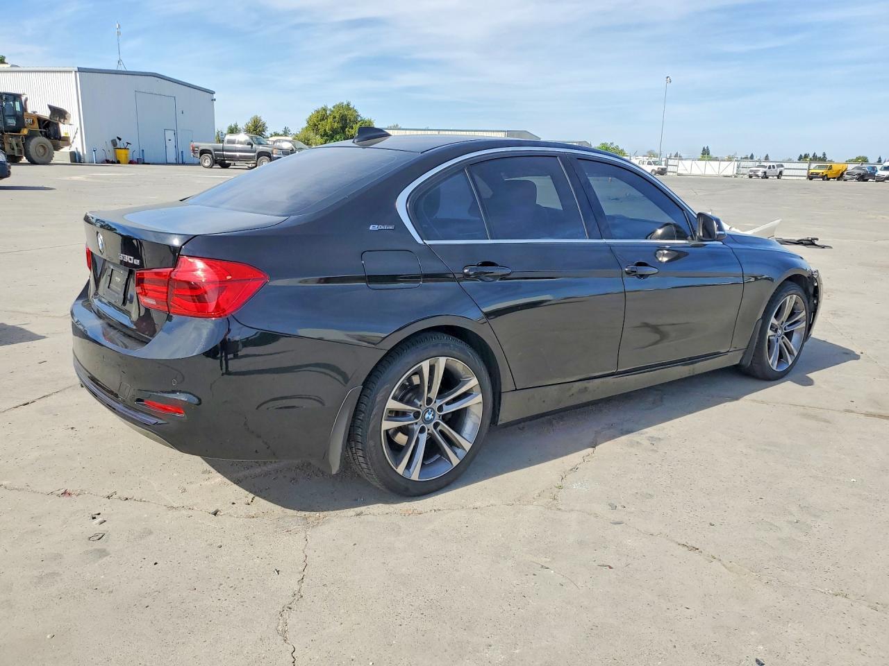 2017 BMW 330E - Image 3