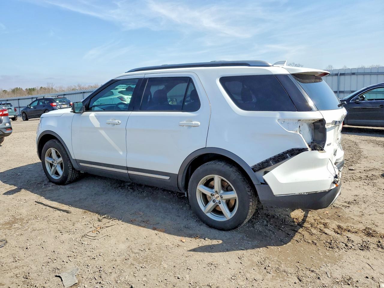 2017 Ford Explorer Xlt - Фото 2