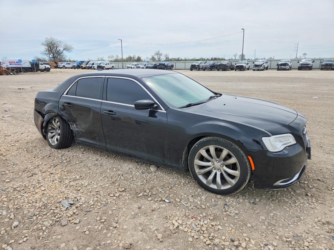 2020 Chrysler 300 Touring - Фото 4