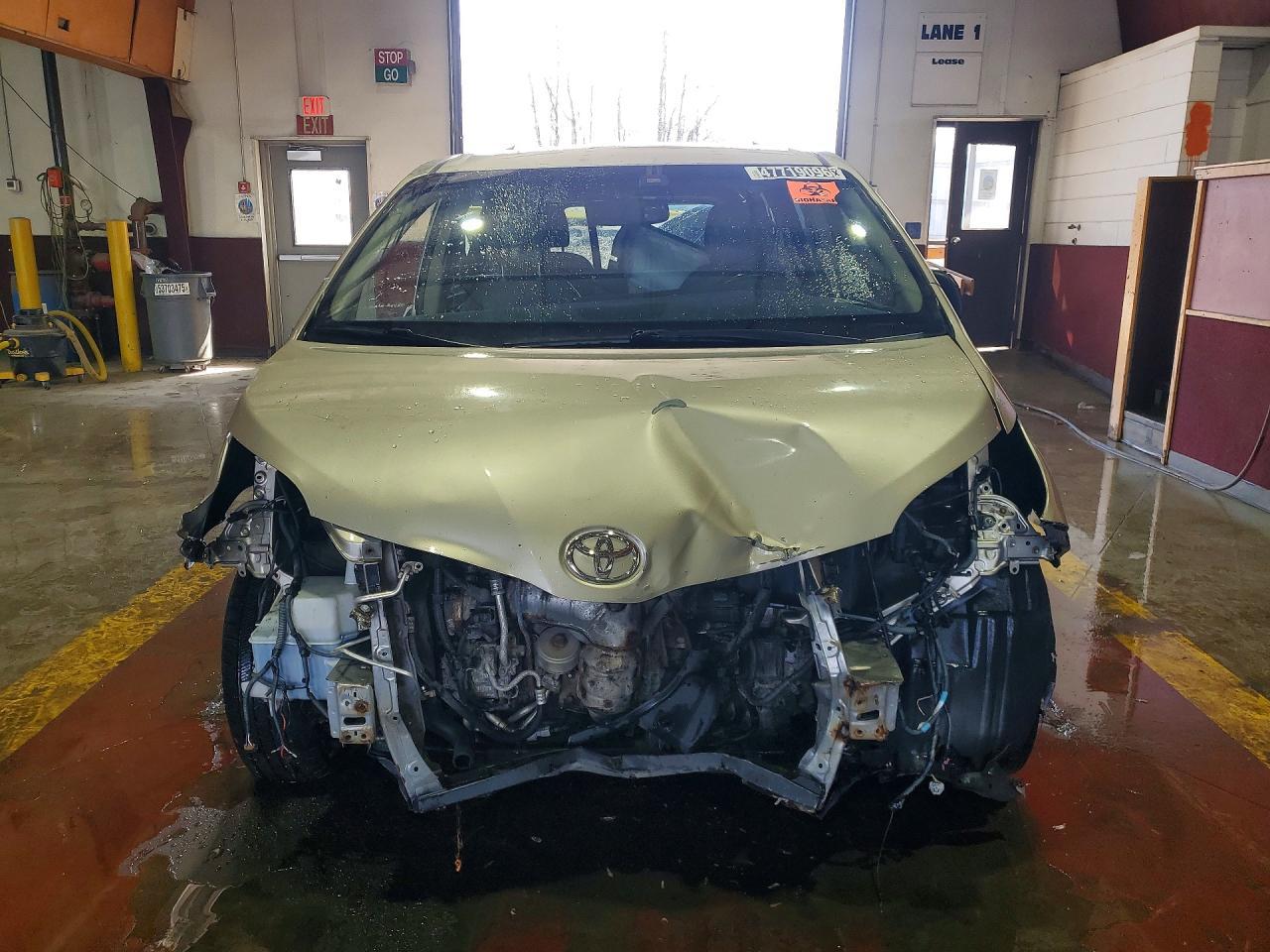 2015 Toyota Sienna Xle 8-Passenger - Image 5