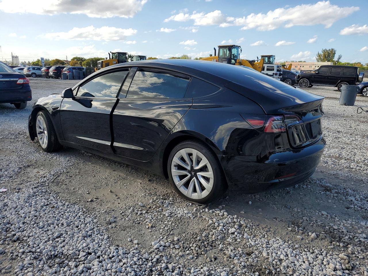 2023 Tesla Model 3 - Фото 2