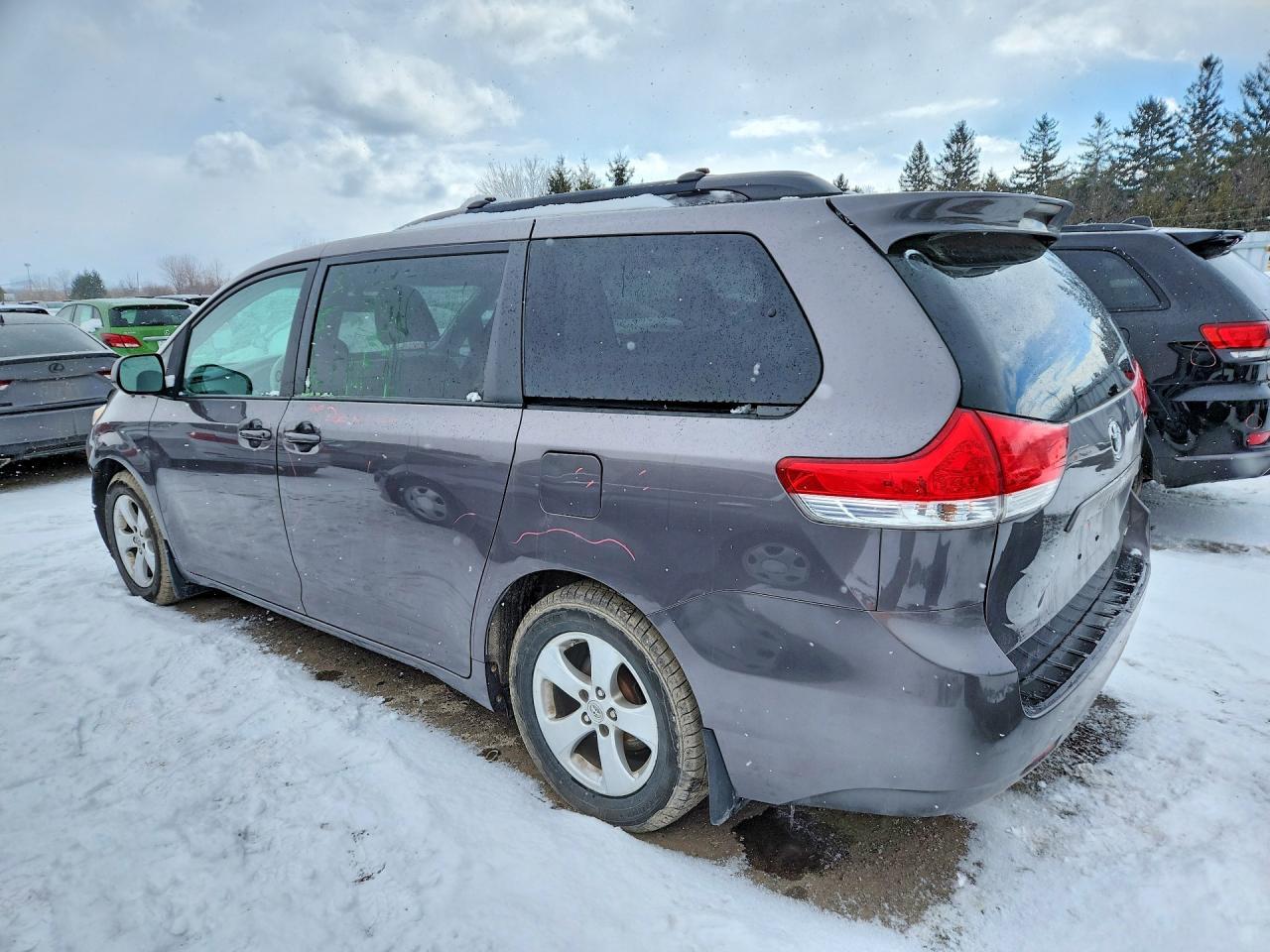 2014 Toyota Sienna Le 8-Passenger - Фото 2