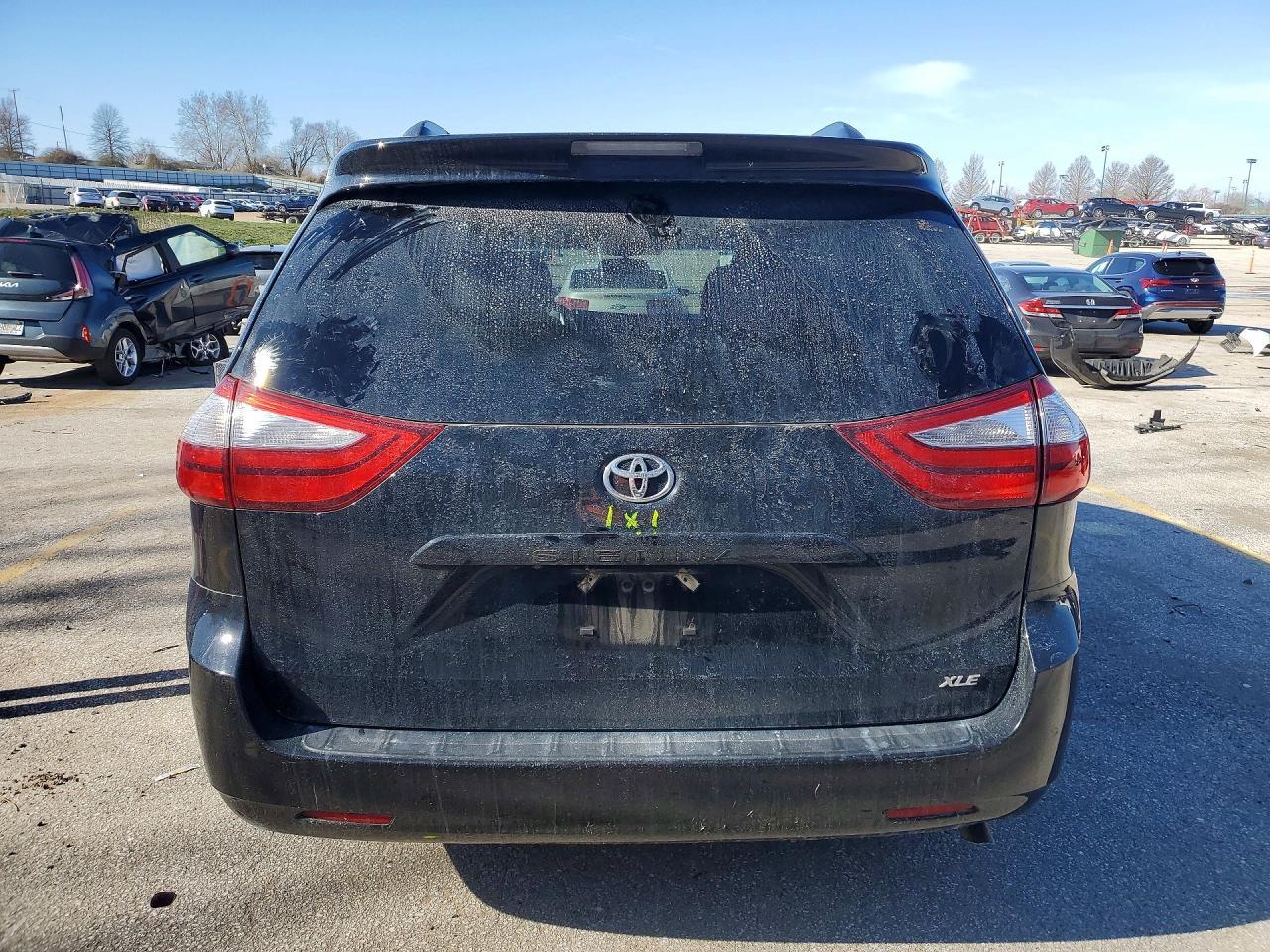 2016 Toyota Sienna Xle 8-Passenger - Image 6