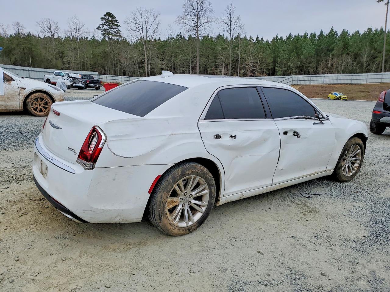 2016 Chrysler 300C - Фото 3