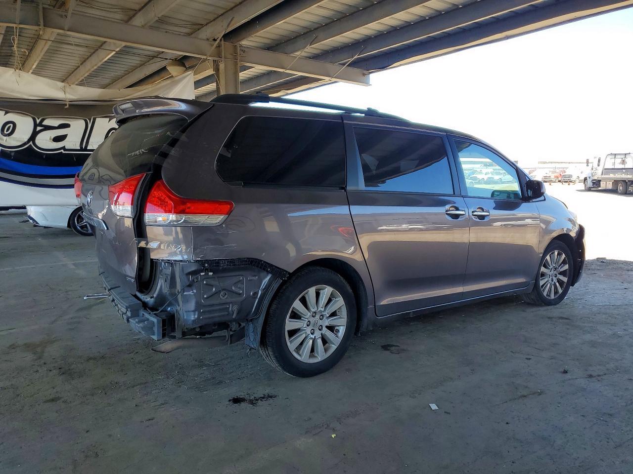 2012 Toyota Sienna Limited 7-Passenger - Фото 3