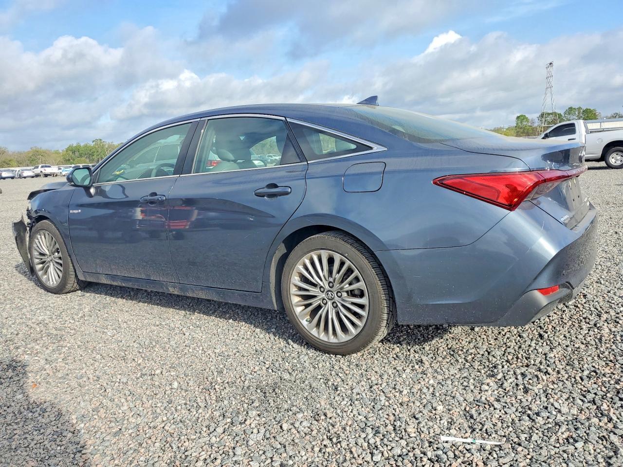 2019 Toyota Avalon Hybrid Limited - Фото 2