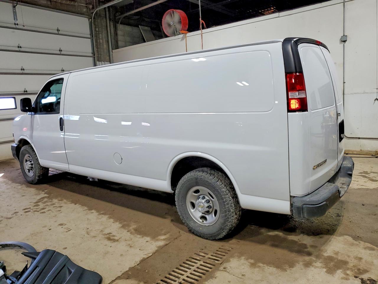 2023 Chevrolet Express 3500 Ext Cargo Van - Фото 2