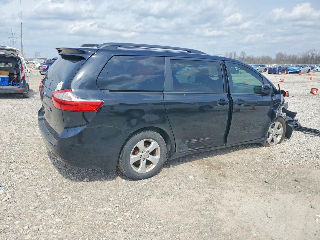 2015 Toyota Sienna Le 8-Passenger - Image 3