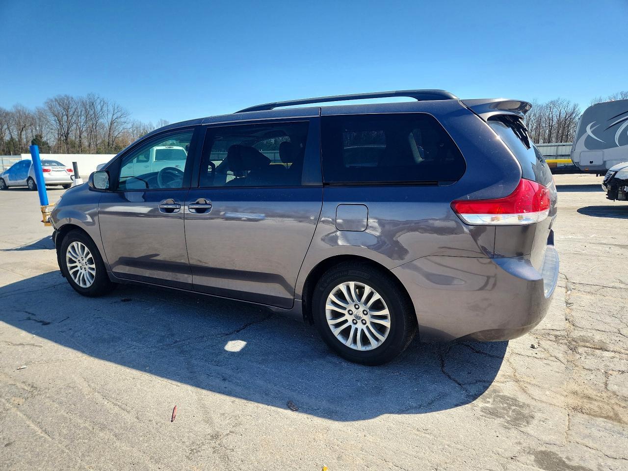 2014 Toyota Sienna Xle 8-Passenger - Фото 2