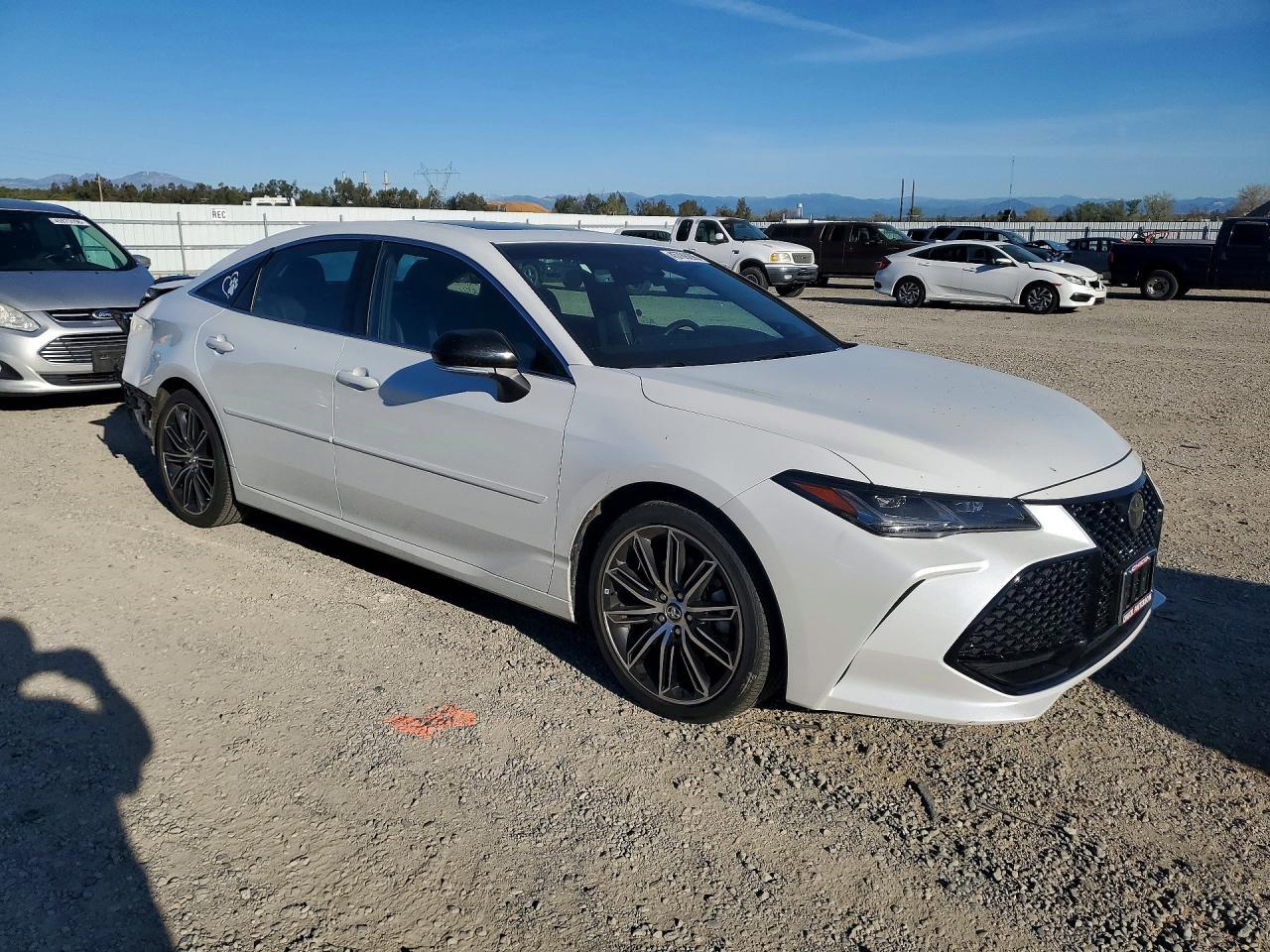 2019 Toyota Avalon Touring - Image 4