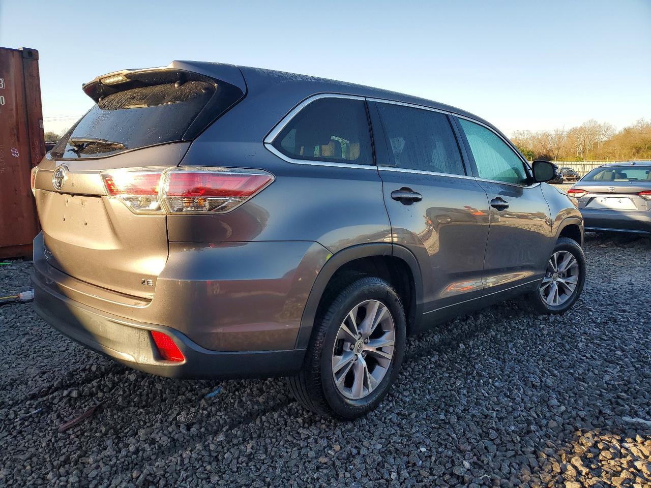 2015 Toyota Highlander Le Plus - Image 3