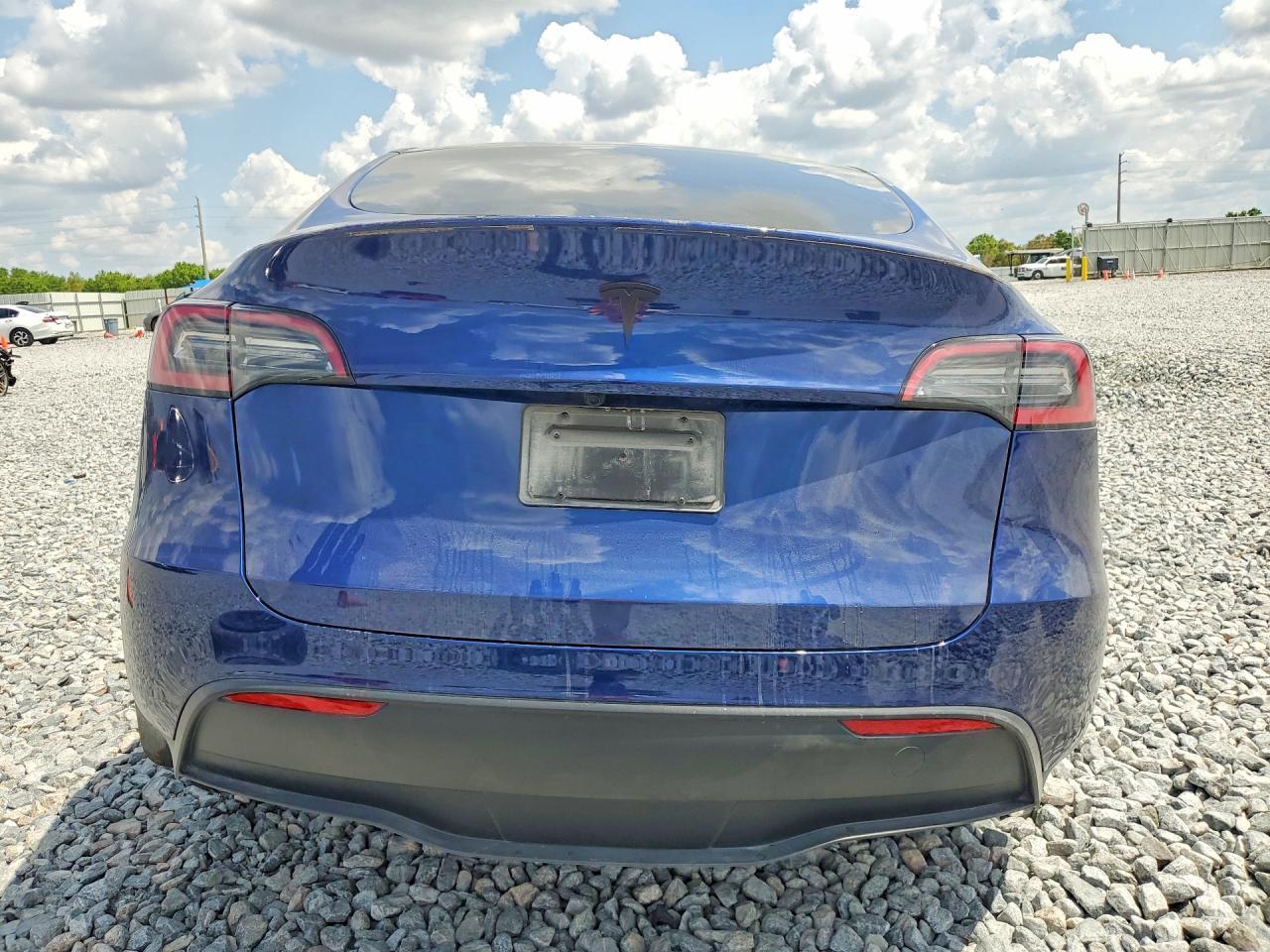 2025 Tesla Model Y - Фото 6