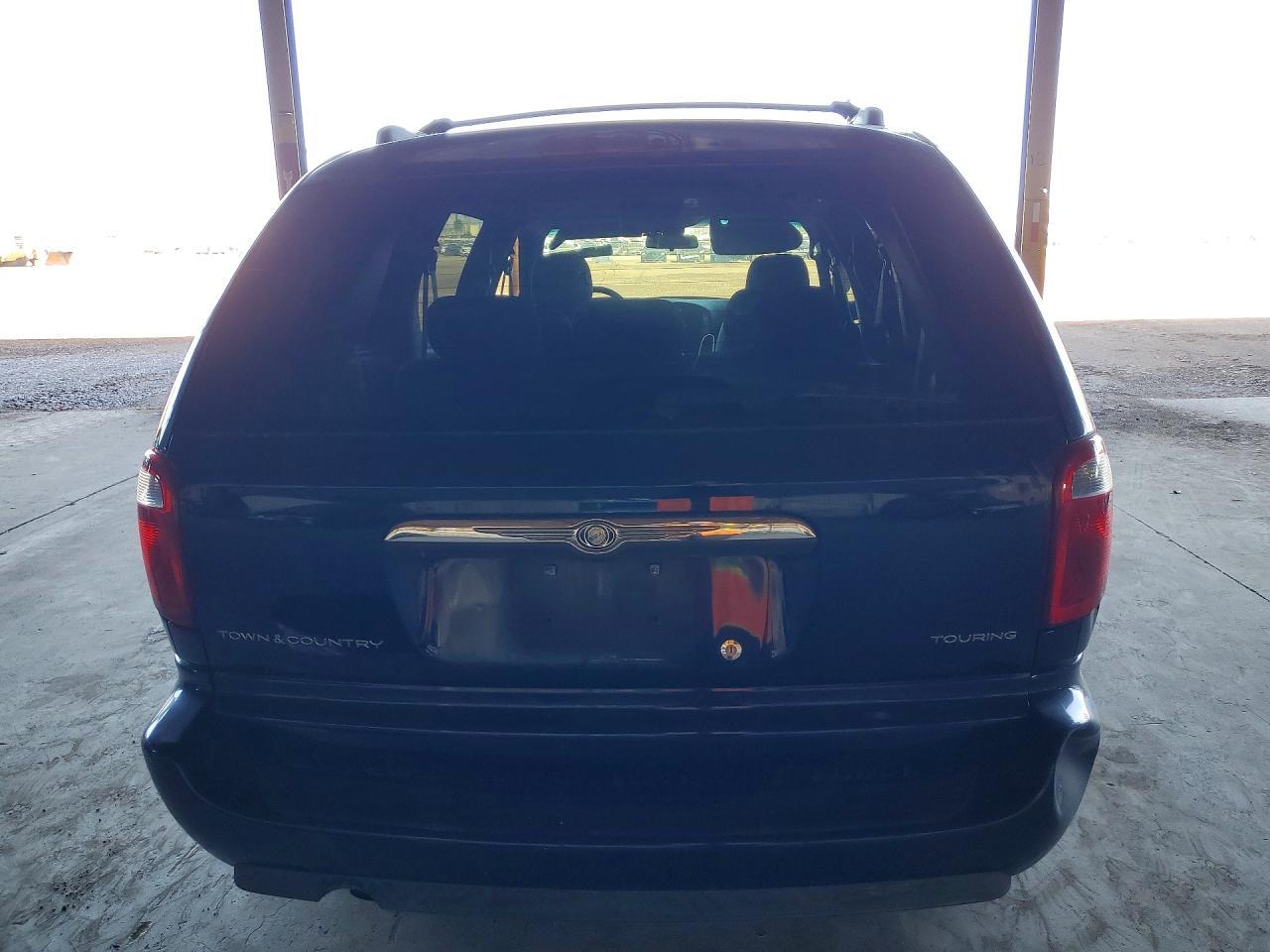2005 Chrysler Town & Country Touring - Image 6