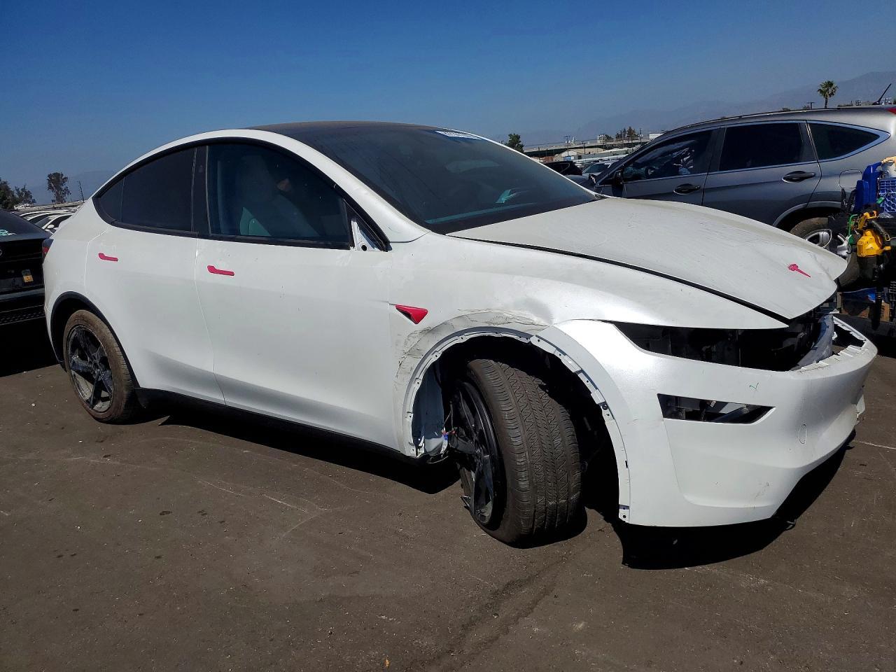 2026 Tesla Model Y - Фото 4
