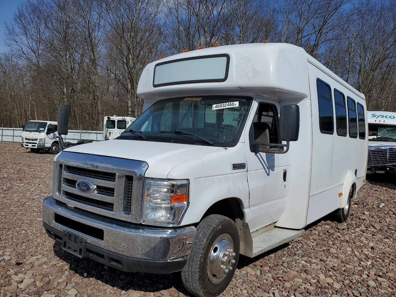 2017 Ford Econoline E350 Super Duty Cutaway Van - Image 2