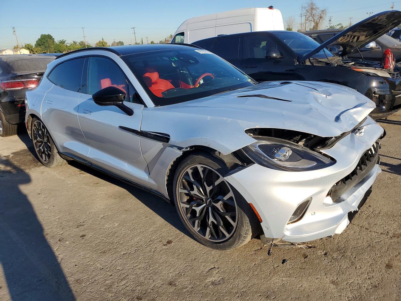 2021 Aston Martin Dbx - Фото 4