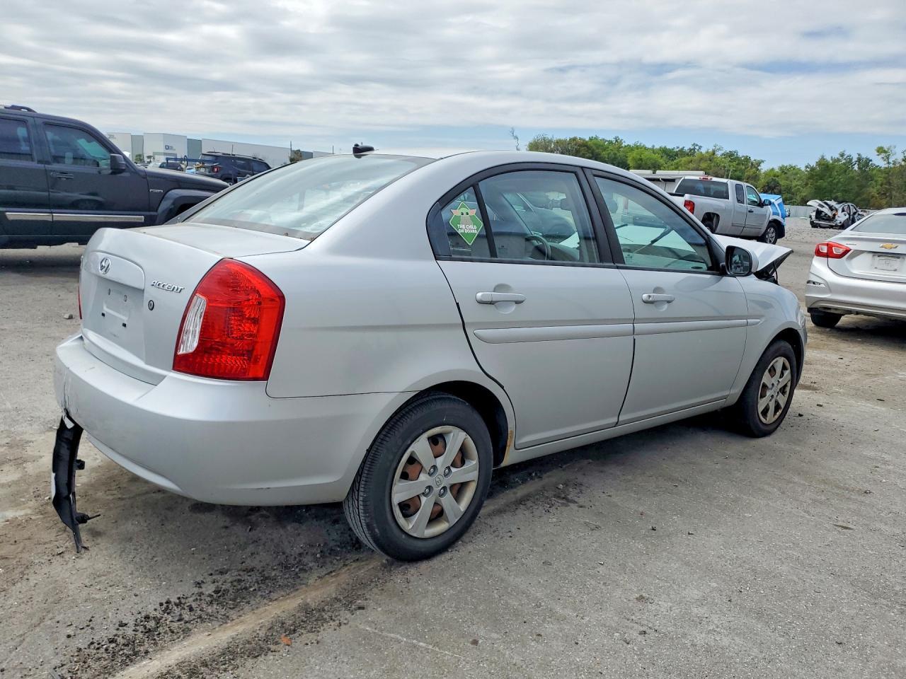 2010 Hyundai Accent Gls - Image 3