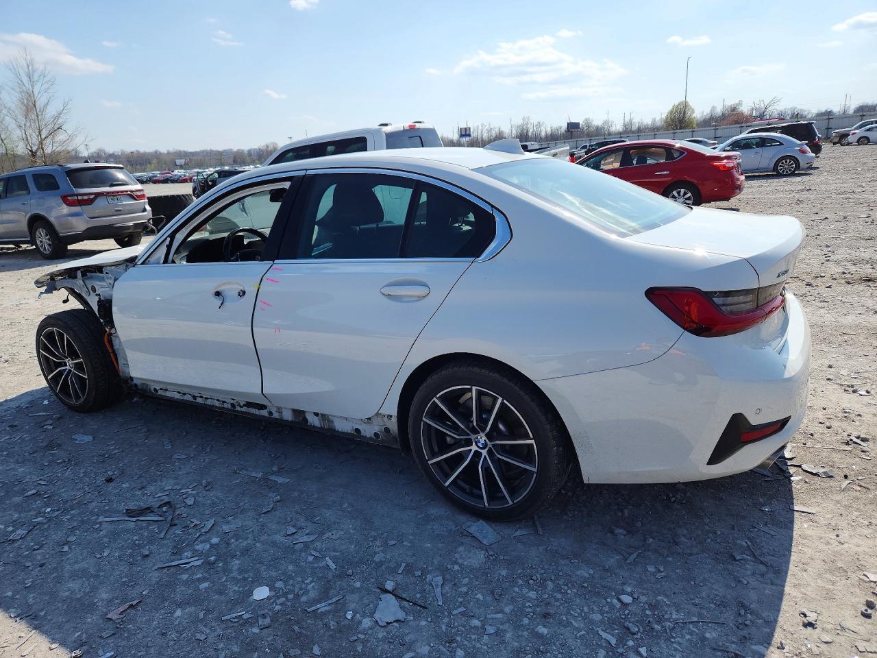 2021 BMW 330Xe - Фото 2