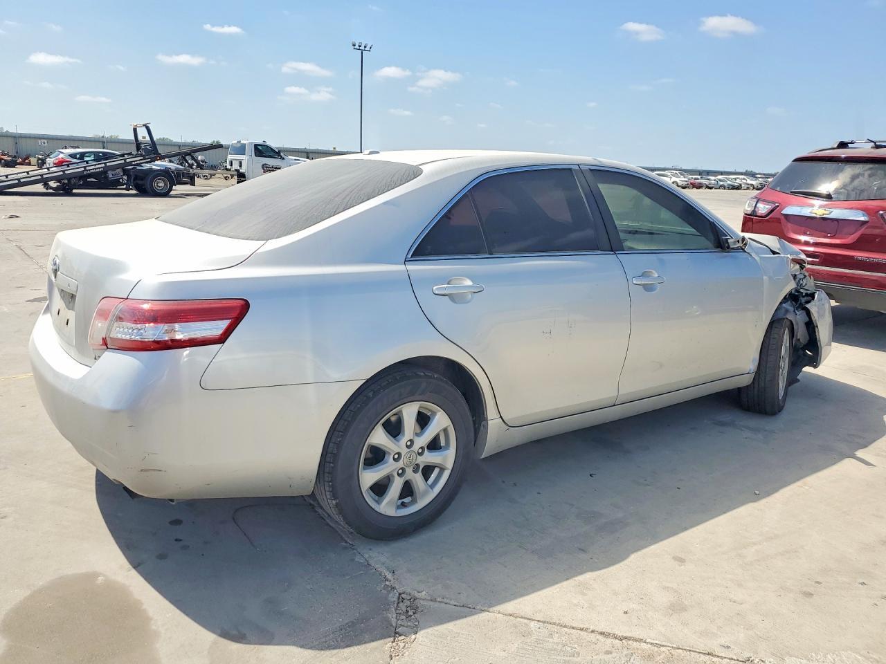 2011 Toyota Camry Le - Image 3