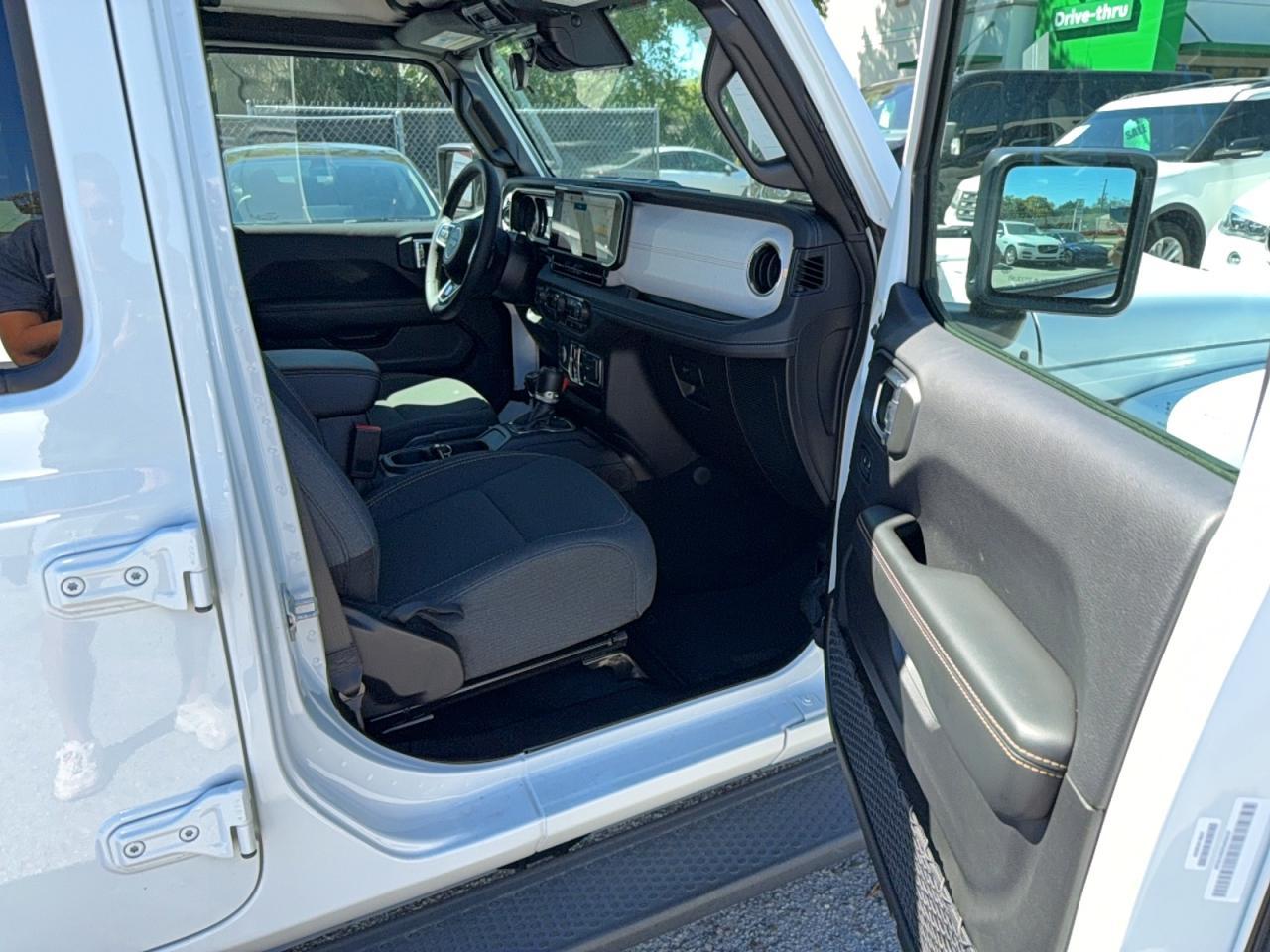 2025 Jeep Wrangler Sahara 4Xe - Фото 5