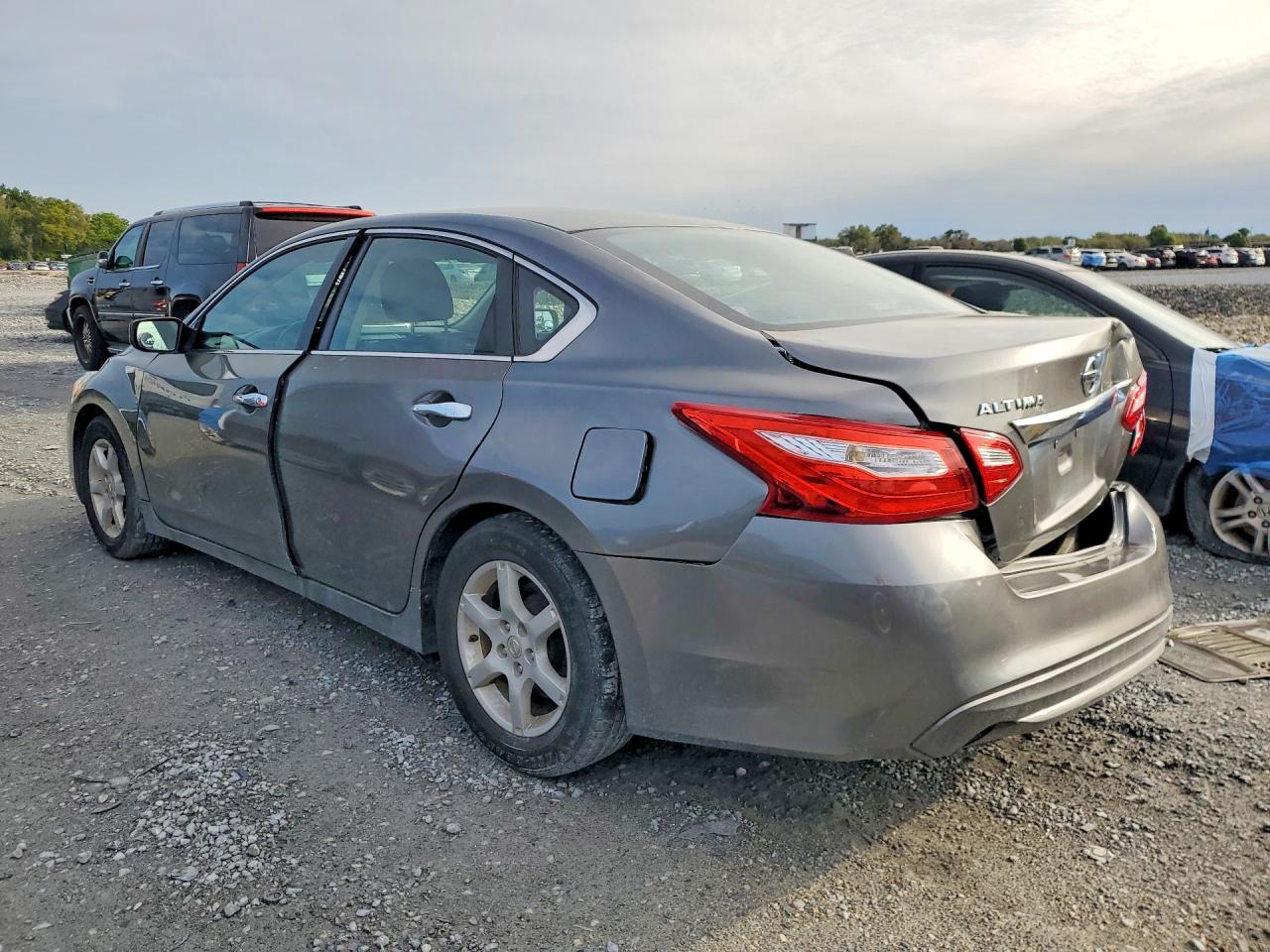 2016 Nissan Altima 2.5 S - Фото 2